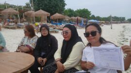Pedagang di Pantai Tanjung Aan menunjukkan bukti setoran pajak ke daerah atas usaha yang dijalani selama ini di sana (Ahmad Sakurniawan/Koran Mandalika)