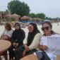 Pedagang di Pantai Tanjung Aan menunjukkan bukti setoran pajak ke daerah atas usaha yang dijalani selama ini di sana (Ahmad Sakurniawan/Koran Mandalika)