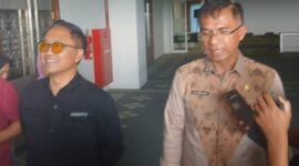 Sekda Lombok Tengah Lalu Firman Wijaya (kanan) GM The Mandalika Wahyu Moerhadi Nugroho (kiri). Mereka membahas soal rencana penataan pedagang di Tanjung Aan (Ahmad Sakurniawan/Koran Mandalika)