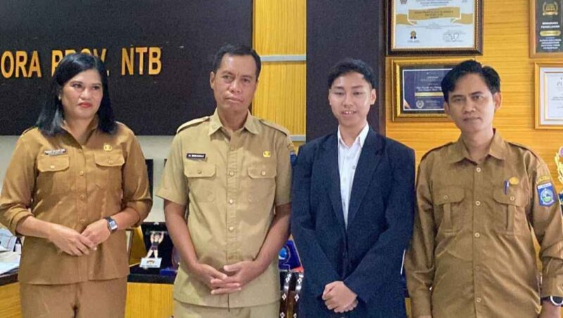 Foto bersama Kadispora NTB dengan putra daerah yang lolos SIYLEP (Ist)