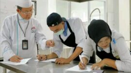 Politeknik Pariwisata (Poltekpar) Lombok melalui Lembaga Sertifikasi Profesi (LSP) kembali menggelar Uji Kompetensi bagi seluruh mahasiswa tingkat akhir dari enam program studi. Sebanyak 273 mahasiswa (asesi) mengikuti kegiatan ini yang berlangsung selama tiga hari, mulai 24 hingga 26 Juni 2025. (Poltekpar Lombok)