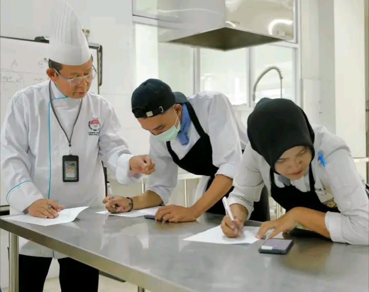 Politeknik Pariwisata (Poltekpar) Lombok melalui Lembaga Sertifikasi Profesi (LSP) kembali menggelar Uji Kompetensi bagi seluruh mahasiswa tingkat akhir dari enam program studi. Sebanyak 273 mahasiswa (asesi) mengikuti kegiatan ini yang berlangsung selama tiga hari, mulai 24 hingga 26 Juni 2025. (Poltekpar Lombok)