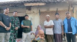 Anggota DPRD Lombok Tengah Ahmad Rifa'i dengan sigap turun tangan membantu seorang anak menderita penyakit kepala besar di Desa Lekor, Kecamatan Janapria (ist)