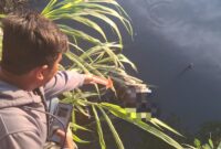 Polres Lombok Tengah melalui Polsek Praya lakukan evakuasi penemuan mayat berjenis kelamin laki-laki di aliran Sungai Lingkungan Kemulah, Kelurahan Panji Sari, Kecamatan Praya, Jumat (18/7). (Humas Polres Lombok Tengah)