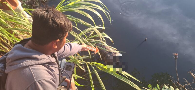 Polres Lombok Tengah melalui Polsek Praya lakukan evakuasi penemuan mayat berjenis kelamin laki-laki di aliran Sungai Lingkungan Kemulah, Kelurahan Panji Sari, Kecamatan Praya, Jumat (18/7). (Humas Polres Lombok Tengah)