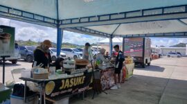 Pelaku UMKM yang berjualan di area Sirkuit Mandalika pada event Mandalika Festival of Speed yang digelar pada 18 sampai 20 Juli 2025 (Ahmad Sakurniawan/Koran Mandalika)