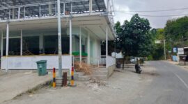 Tampak bangunan minimarket yang diduga tak berizin masih beridiri di Desa Selong Belanak,  Praya Barat (Edi untuk Koran Mandalika)