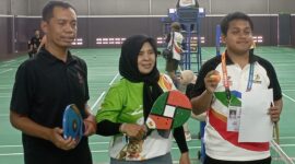 Kepala Dinas Pemuda dan Olahraga (Dispora) NTB, Wirawan Ahmad menyumbang medali perak untuk Provinsi NTB, usai menjadi Runner-up di Fornas VIII 2025 pada Inorga Persatuan Tonis Seluruh Indonesia (PERTONSI) dengan kategori ganda campuran. (Ahmad Chumaidi/Koran Mandalika)