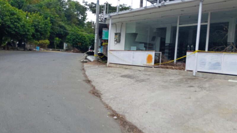 Inilah bangunan Minimarket di Selong Belanak yang diduga bermasalah (Ahmad Sakurniawan/Koran Mandalika)