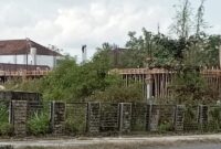 Begini penampakan proyek bangunan gedung Kantor Samsat Praya yang anggarannya mencapai Rp 7 miliar lebih. (Ahmad Sakurniawan/Koran Mandalika)