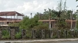 Begini penampakan proyek bangunan gedung Kantor Samsat Praya yang anggarannya mencapai Rp 7 miliar lebih. (Ahmad Sakurniawan/Koran Mandalika)