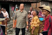 Gubernur NTB Lalu Muhamad Iqbal saat melihat langsung kondisi warga miskin di Desa Ungga, Kecamatan Praya Barat Daya 