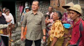 Gubernur NTB Lalu Muhamad Iqbal saat melihat langsung kondisi warga miskin di Desa Ungga, Kecamatan Praya Barat Daya 