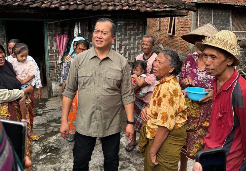 Gubernur NTB Lalu Muhamad Iqbal saat melihat langsung kondisi warga miskin di Desa Ungga, Kecamatan Praya Barat Daya 