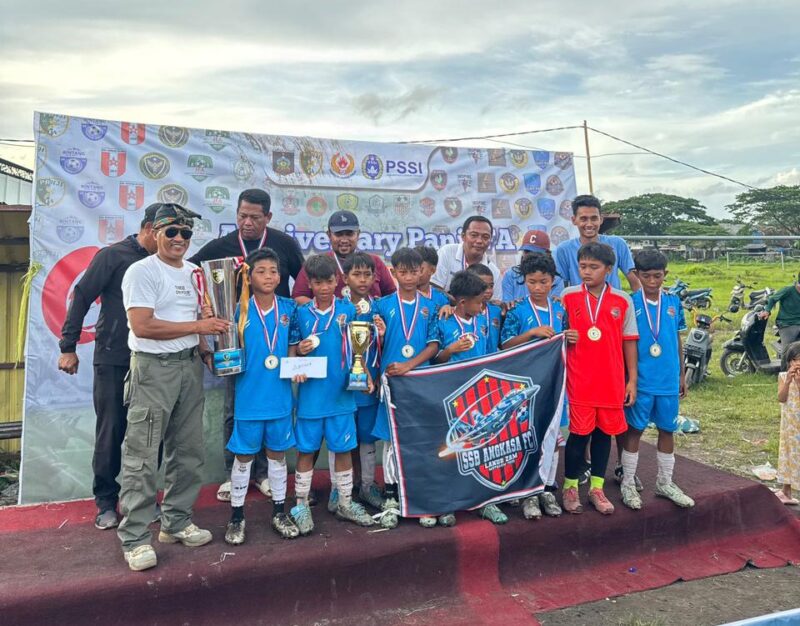 Foto bersama penyerahan hadiah kepada para pemenang festival Anniversary Panji FA di Lapangan Bundar Praya (dokumen pribadi Agus Salim)