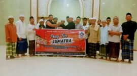 Pengurus Masjid Nurul Islam dan para jemaah saat menyerahkan donasi kepada lembaga ABADI NTB untuk membantu bencana Sumatra (Ahmad Sakurniawan/Koran Mandalika)