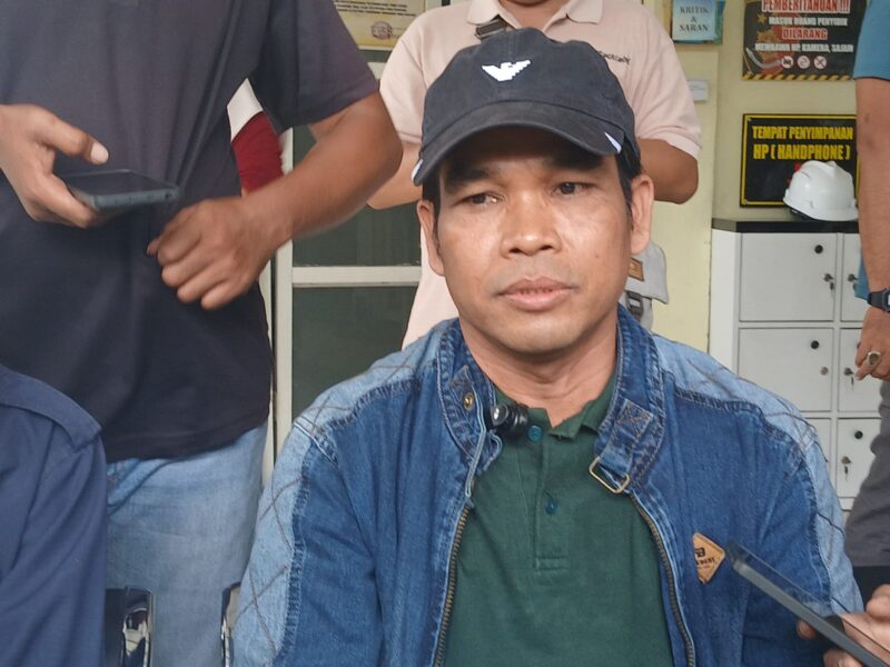 Mantan Calon Wakil Bupati Lombok Tengah Legewarman kecewa dengan Polres Lombok Tengah yang lamban dalam menangani laporannya. (Ahmad Sakurniawan/Koran Mandalika)