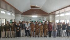 Foto bersama usai diskusi yang diinisiasi proyek GENERATE University of Leeds. Dihadiri jajaran Pemerintah Kabupaten Lombok Tengah, organisasi masyarakat sipil, hingga komunitas akar rumput untuk merumuskan jalur mitigasi bencana yang lebih inklusif (Ahmad Sakurniawan/Koran Mandalika)