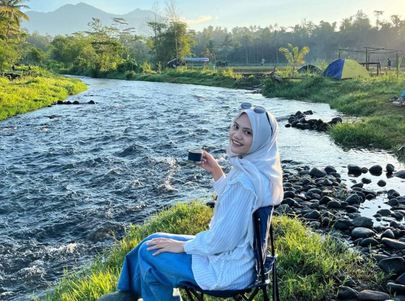 Menikmati keindahan alam Kokoh Lenek yang berada di Desa Lantan, Kecamatan Batukliang Utara, Kabupaten Lombok Tengah. (Foto FB Aliza Ahmad)