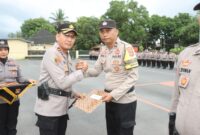 Kapolres Lombok Tengah AKBP Eko Yusmiarto saat memberikan penghargaan kepada Bhabinkamtibmas Kelurahan Gonjak AIPDA Ahmad Samsul Haki (Humas Polres Lombok Tengah)