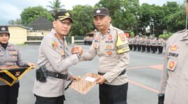 Kapolres Lombok Tengah AKBP Eko Yusmiarto saat memberikan penghargaan kepada Bhabinkamtibmas Kelurahan Gonjak AIPDA Ahmad Samsul Haki (Humas Polres Lombok Tengah)