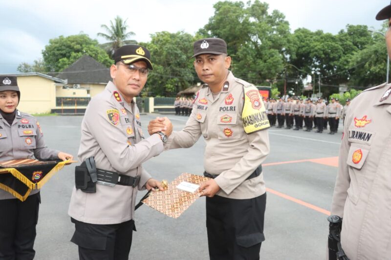 Kapolres Lombok Tengah AKBP Eko Yusmiarto saat memberikan penghargaan kepada Bhabinkamtibmas Kelurahan Gonjak AIPDA Ahmad Samsul Haki (Humas Polres Lombok Tengah)