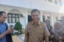 Sekda Lombok Tengah Lalu Firman Wijaya usai memenuhi panggilan jaksa sebagai saksi dalam kasus dugaan korupsi Dump Truck (Ahmad Sakurniawan/Koran Mandalika)