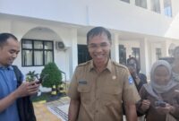 Sekda Lombok Tengah Lalu Firman Wijaya usai memenuhi panggilan jaksa sebagai saksi dalam kasus dugaan korupsi Dump Truck (Ahmad Sakurniawan/Koran Mandalika)