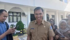 Sekda Lombok Tengah Lalu Firman Wijaya usai memenuhi panggilan jaksa sebagai saksi dalam kasus dugaan korupsi Dump Truck (Ahmad Sakurniawan/Koran Mandalika)