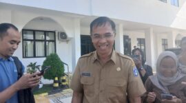 Sekda Lombok Tengah Lalu Firman Wijaya usai memenuhi panggilan jaksa sebagai saksi dalam kasus dugaan korupsi Dump Truck (Ahmad Sakurniawan/Koran Mandalika)