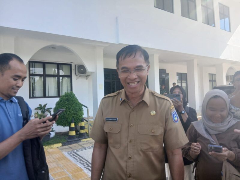 Sekda Lombok Tengah Lalu Firman Wijaya usai memenuhi panggilan jaksa sebagai saksi dalam kasus dugaan korupsi Dump Truck (Ahmad Sakurniawan/Koran Mandalika)