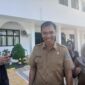 Sekda Lombok Tengah Lalu Firman Wijaya usai memenuhi panggilan jaksa sebagai saksi dalam kasus dugaan korupsi Dump Truck (Ahmad Sakurniawan/Koran Mandalika)
