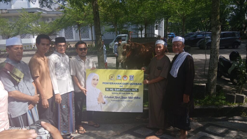 Wakil Bupati Lombok Tengah Muhamad Nursiah menyerahkan sapi qurban dari Sari Yuliati kepada takmir Masjid Agung Praya (Ahmad Sakurniawan/Koran Mandalika)