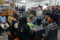 Wakil Kepala Badan Pusat Statistik (BPS) Republik Indonesia, Sonny Harry Budiutomo Harmadi, saat meninjau langsung proses sensus ekonomi terhadap pelaku usaha di Desa Sukarara, Kecamatan Jonggat, Kabupaten Lombok Tengah (Ahmad Sakurniawan/Koran Mandalika)