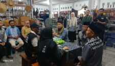 Wakil Kepala Badan Pusat Statistik (BPS) Republik Indonesia, Sonny Harry Budiutomo Harmadi, saat meninjau langsung proses sensus ekonomi terhadap pelaku usaha di Desa Sukarara, Kecamatan Jonggat, Kabupaten Lombok Tengah (Ahmad Sakurniawan/Koran Mandalika)