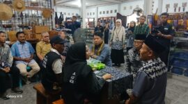 Wakil Kepala Badan Pusat Statistik (BPS) Republik Indonesia, Sonny Harry Budiutomo Harmadi, saat meninjau langsung proses sensus ekonomi terhadap pelaku usaha di Desa Sukarara, Kecamatan Jonggat, Kabupaten Lombok Tengah (Ahmad Sakurniawan/Koran Mandalika)