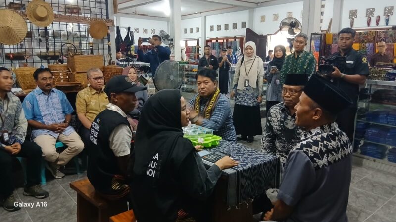 Wakil Kepala Badan Pusat Statistik (BPS) Republik Indonesia, Sonny Harry Budiutomo Harmadi, saat meninjau langsung proses sensus ekonomi terhadap pelaku usaha di Desa Sukarara, Kecamatan Jonggat, Kabupaten Lombok Tengah (Ahmad Sakurniawan/Koran Mandalika)