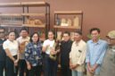 Wamenpar RI Ni Luh Enik Ermawati meninjau penyelesaian pembangunan unit percontohan akomodasi di Sade Social Space atau depan Bazar Mandalika. (Ahmad Sakurniawan/Koran Mandalika)