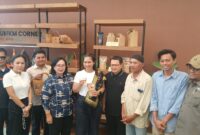 Wamenpar RI Ni Luh Enik Ermawati meninjau penyelesaian pembangunan unit percontohan akomodasi di Sade Social Space atau depan Bazar Mandalika. (Ahmad Sakurniawan/Koran Mandalika)