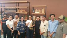 Wamenpar RI Ni Luh Enik Ermawati meninjau penyelesaian pembangunan unit percontohan akomodasi di Sade Social Space atau depan Bazar Mandalika. (Ahmad Sakurniawan/Koran Mandalika)