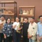 Wamenpar RI Ni Luh Enik Ermawati meninjau penyelesaian pembangunan unit percontohan akomodasi di Sade Social Space atau depan Bazar Mandalika. (Ahmad Sakurniawan/Koran Mandalika)