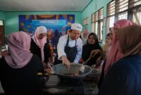 Mahasiswa Fakultas Bisnis LSPR menggelar pelatihan pembuatan abon ikan menyasar masyarakat Desa Persiapan Blongas, Lombok Barat (Ist)