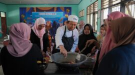 Mahasiswa Fakultas Bisnis LSPR menggelar pelatihan pembuatan abon ikan menyasar masyarakat Desa Persiapan Blongas, Lombok Barat (Ist)