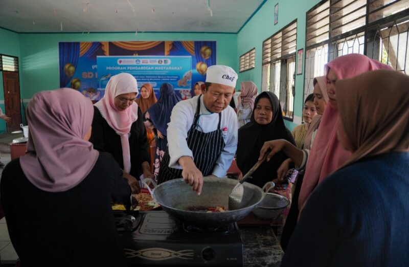 Mahasiswa Fakultas Bisnis LSPR menggelar pelatihan pembuatan abon ikan menyasar masyarakat Desa Persiapan Blongas, Lombok Barat (Ist)