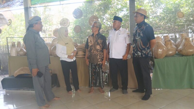 Dinas Perdagangan Lombok Tengah bersama Anggota DPRD Komisi II DPRD Lombok, saat mengunjungi kerajinan rotan di Kelurahan Leneng (Ahmad Sakurniawan/Koran Mandalika)