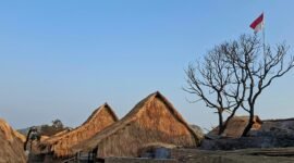 Potret rumah warga di Kampung Adat Sade yang mulai dibangun kembali pasca kebakaran (ist)