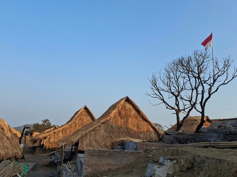 Potret rumah warga di Kampung Adat Sade yang mulai dibangun kembali pasca kebakaran (ist)