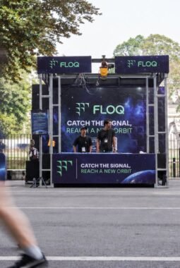FLOQ Meriahkan Konser YE di GBK, Hadirkan Aktivasi Interaktif Berhadiah Rp17 Juta