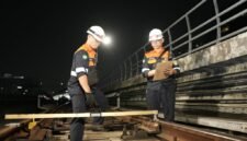 Di Balik Keselamatan dan Kelancaran Perjalanan, Petugas LRT Jabodebek Rutin Periksa dan Rawat Jalur