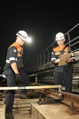 Di Balik Keselamatan dan Kelancaran Perjalanan, Petugas LRT Jabodebek Rutin Periksa dan Rawat Jalur